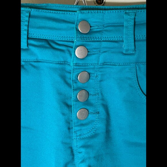 TINSELTOWN High Waisted Turquoise Stretchy Booty Shorts Multi Button Sz 5 - Picture 2 of 5
